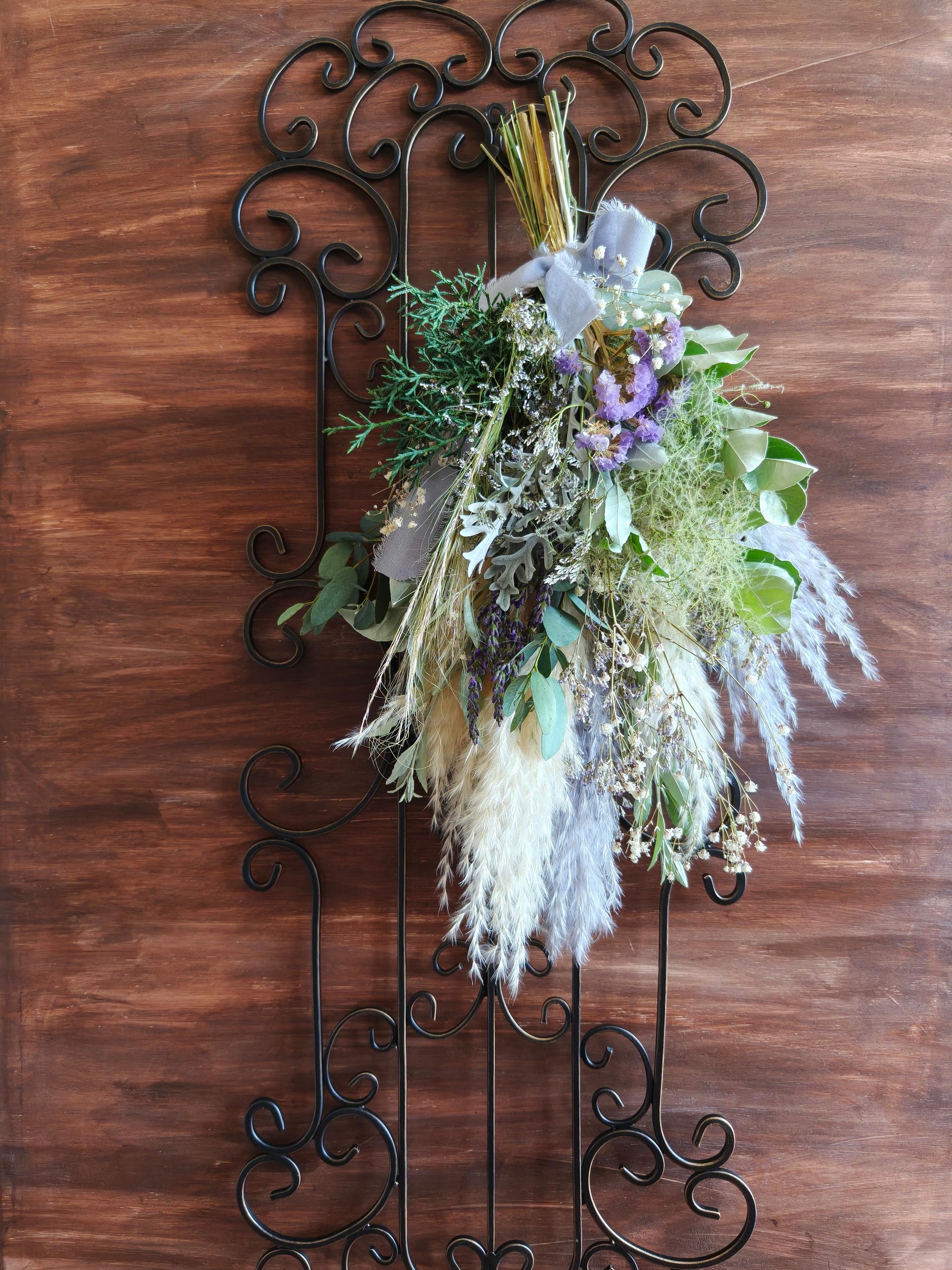 ラベンダーカラーのスワッグブーケ　インテリア　ドライフラワー　生花　ウェディングブーケ前撮り ユーカリ フランス | 15枚目